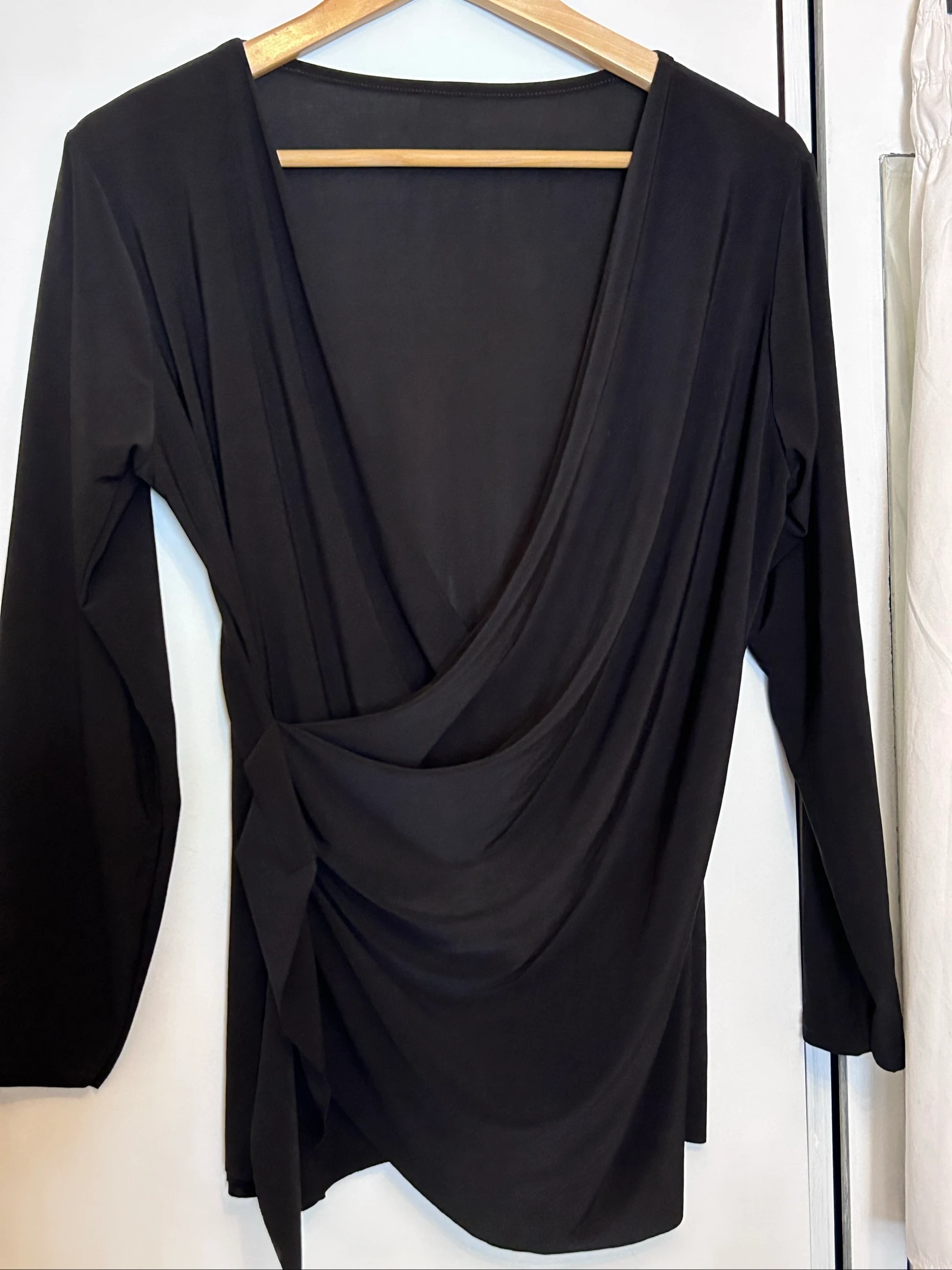 Top vintage lycra negro escote cruzado fruncido lateral talla M